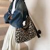 Плюшевая сумка с леопардовым принтом для женщин, большая вместимость, осень-зима, новинка, пушистая университетская студенческая сумка для поездок на работу