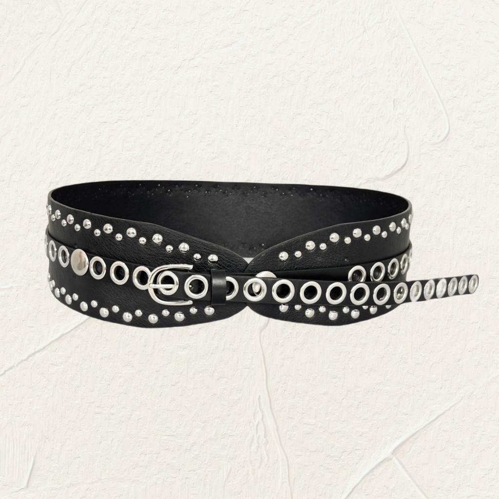 Новые люверсы «Куриные глазки» сочетаются с широким поясом для праздничного уличного стиля и широким ремнем для образа горячей девушки.