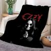 Черно-белый портрет пледа, вдохновленный рок-звездой OZZY - Драматичный дизайн с изображением фигуры с длинными волосами и круглыми солнцезащитными очками