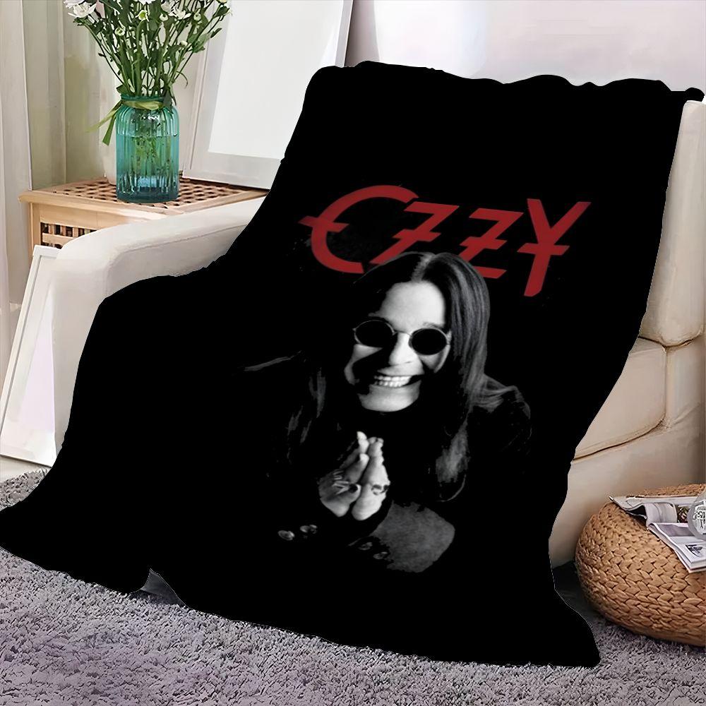 Черно-белый портрет пледа, вдохновленный рок-звездой OZZY - Драматичный дизайн с изображением фигуры с длинными волосами и круглыми солнцезащитными очками
