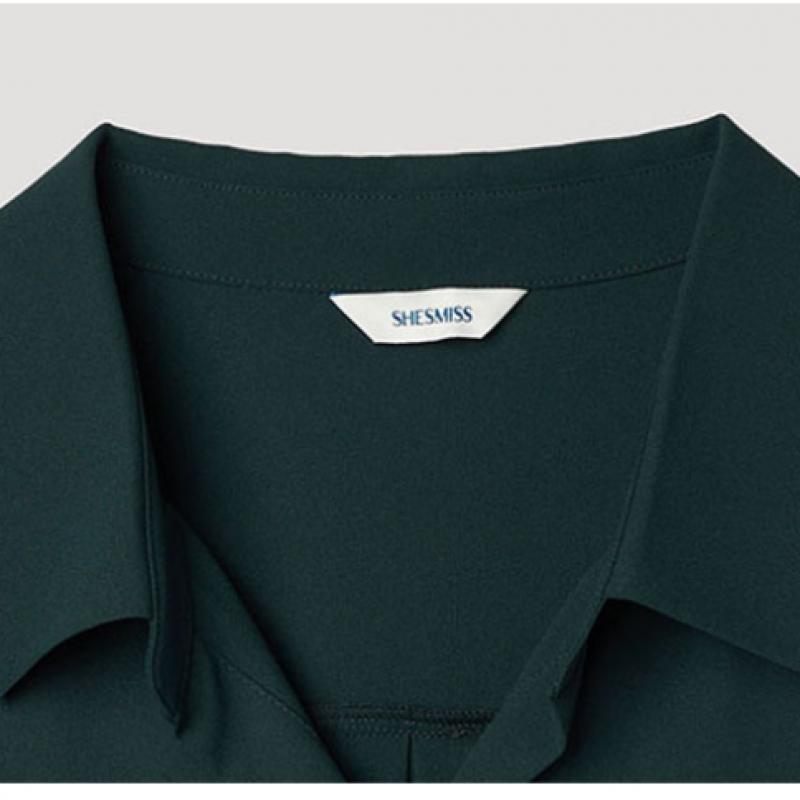 [Она S miSS] Блузка с разрезом и открытым воротником SwwStp22020 De