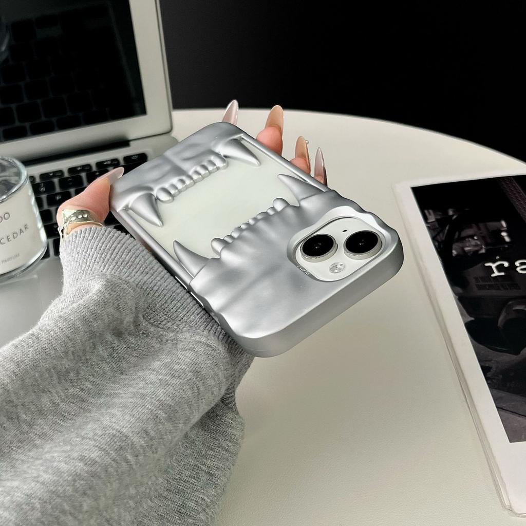 Полый отвод тепла Плиссированный Гальванизированный Зубы тигра Подходит для чехла для мобильного телефона iPhone 16 Apple 15 Матовый 14 Защитный чехол