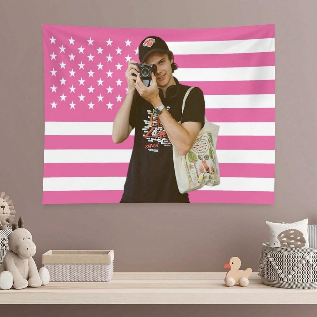 1 шт. Флаг Конрада Фишера Кристофер Брини Мерч Необходимые вещи для комнаты в общежитии Розовый Американский флаг Знаменитость Подвесная Настенная Гобеленовая Картина