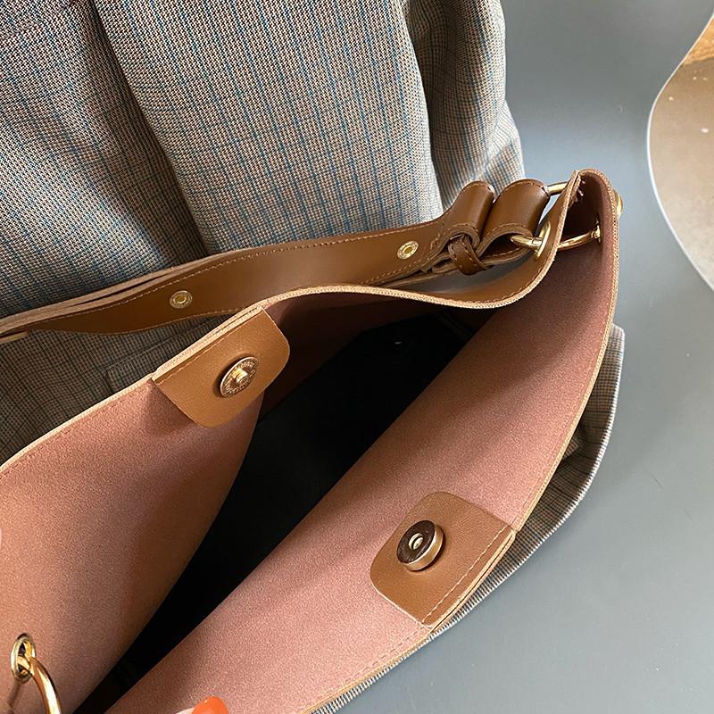 IELGY Retro Atmospheric Bucket Bag, Versatile Niche Design Shoulder Messenger Bag