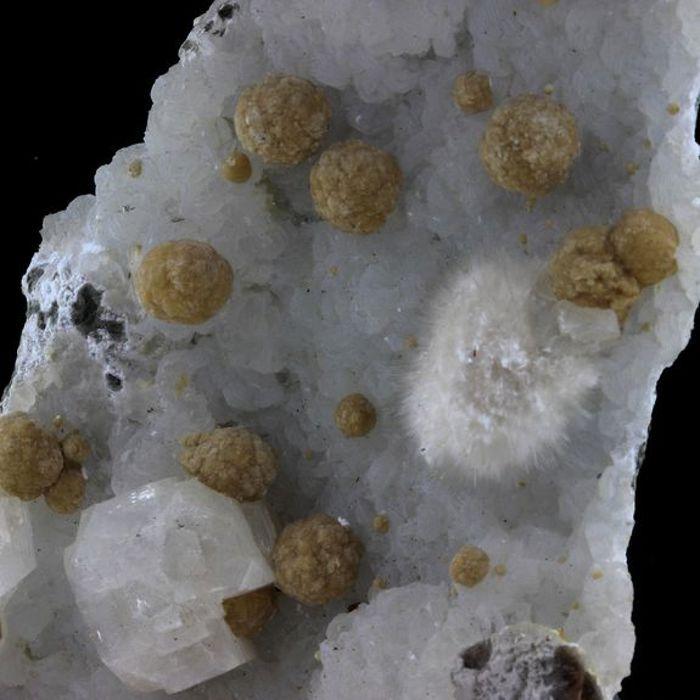 Pierres et Minéraux. Okenite + Gyrolite + Prehnite + Apophyllite. 1480.0 ct. Pune District, Maharashtra, Inde.