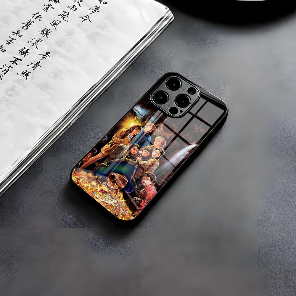Чехол для телефона The Goonies для iPhone 17 Air 16 E Pro Max 15 14 13 Mini 12 Pro 11 Max Plus Черное Стеклянное Покрытие