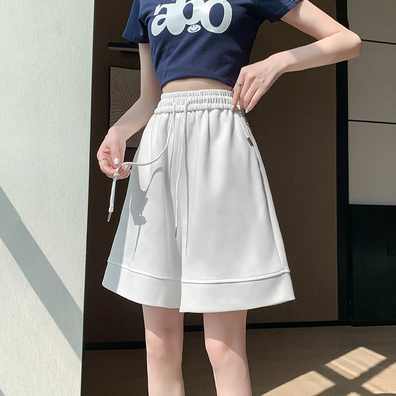 Спортивные шорты-треники женские свободные повседневные и тонкие на кулиске с карманами широкие пятиточечные штаны