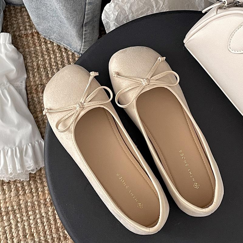 Модные, легкие, супер-огненные и красивые французские туфли на плоской подошве с мелким горлом для женщин 2025 года, новые летние туфли в стиле ретро Мэри Джейн