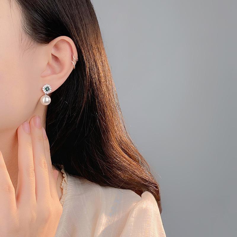 Изысканные серьги с зеленым бриллиантом и жемчугом для женщин с легким роскошным дизайном высокого класса