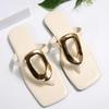 Модные летние новые женские шлепанцы на плоской подошве, модные сандалии для улицы, повседневные, пляжные, с открытым носком, с металлической пряжкой в качестве украшения, женские шлепанцы