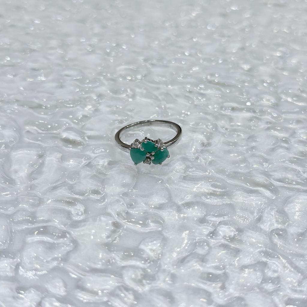 Серебряное кольцо с натуральным изумрудом, фианитами, вес изделия 2,4 гр (2172291)