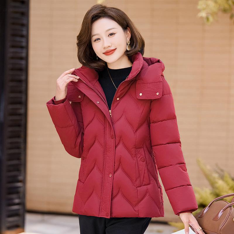 Маленькая материнская зимняя куртка с подкладкой женская короткая со съемным капюшоном среднего и пожилого возраста большого размера