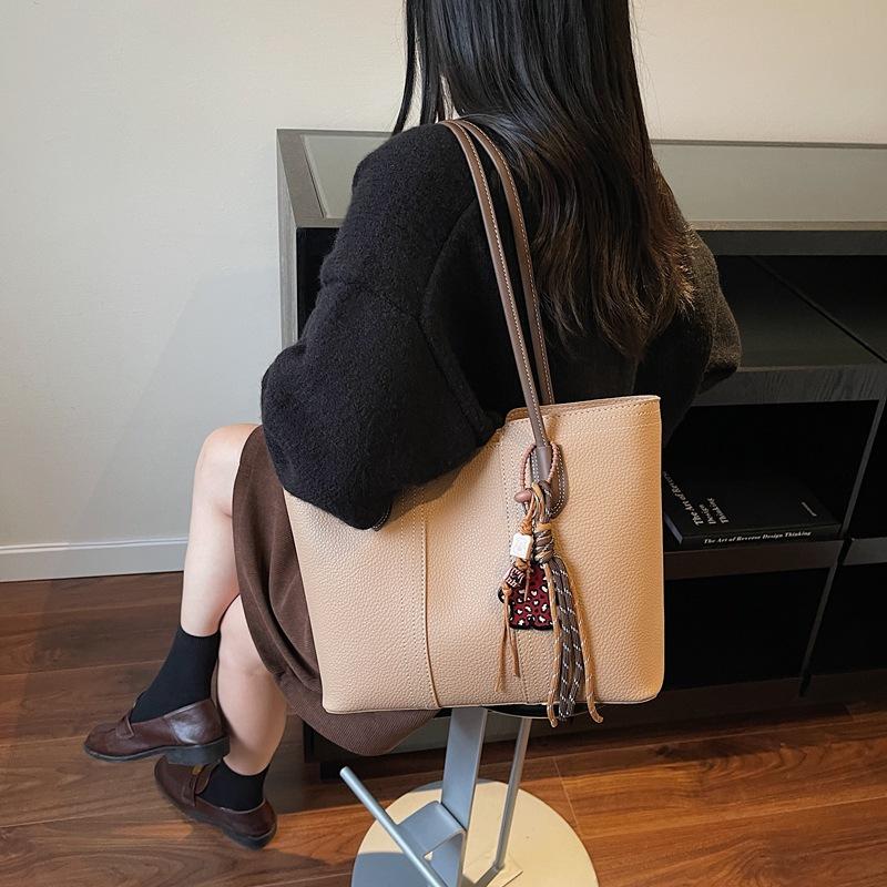 Ретро сумка женская большой вместимости 2025 новая осень и зима простая универсальная на плечо подмышку сумка-тоут для поездок на работу