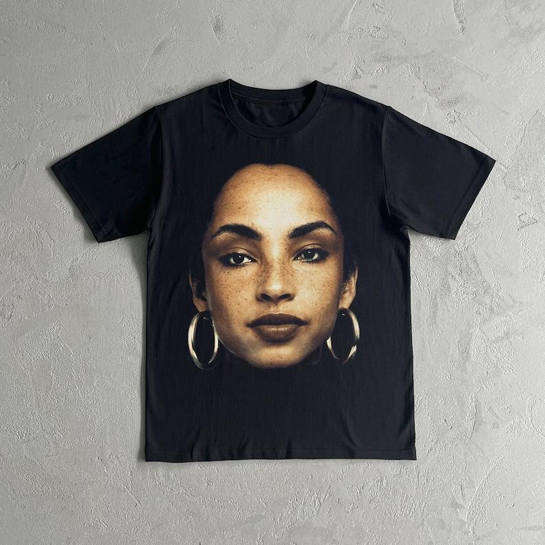 ФУТБОЛКА SADE ADU - Графическая унисекс футболка Sade Adu
