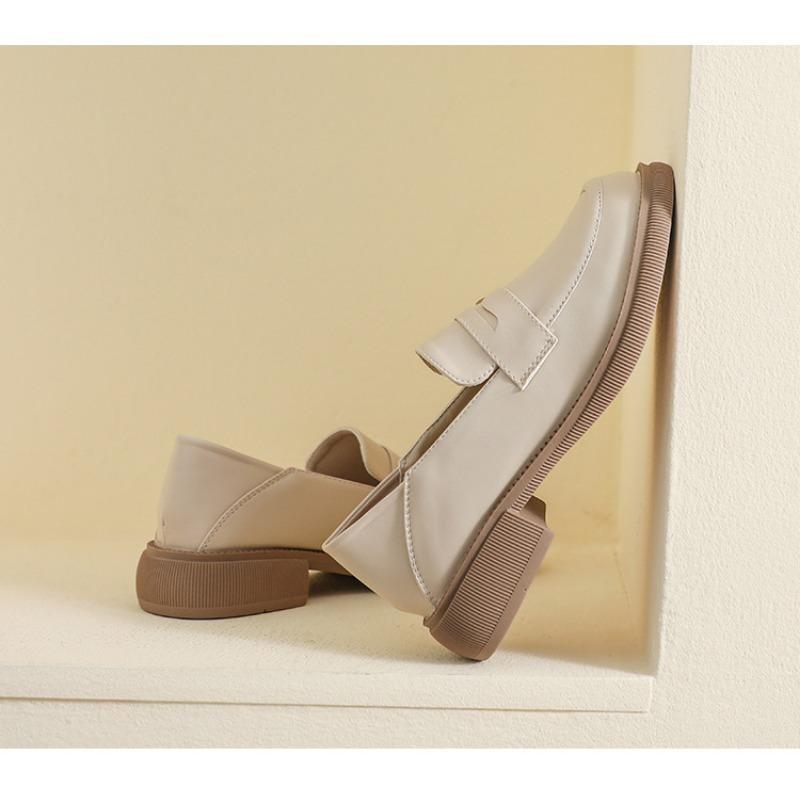 Женские туфли из кожи на толстом каблуке и мягкой подошве.