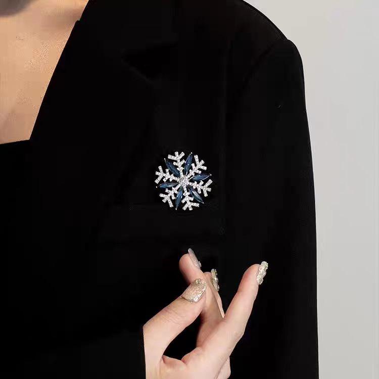 Европейская и американская брошь в виде снежинки из синего кристалла, женская мода, простая и универсальная брошь для пальто, элегантный темперамент, аксессуары для одежды