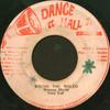 7-дюймовая пластинка TONY TUFF Round The World NONE Dance Hall Reco 1980 Ямайка Регги Ска Даб Б/у