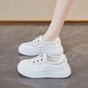 Сетчатые дышащие маленькие белые туфли женские 2025 новые весенне-летние на толстой подошве-маффин популярные тонкие повседневные спортивные кеды