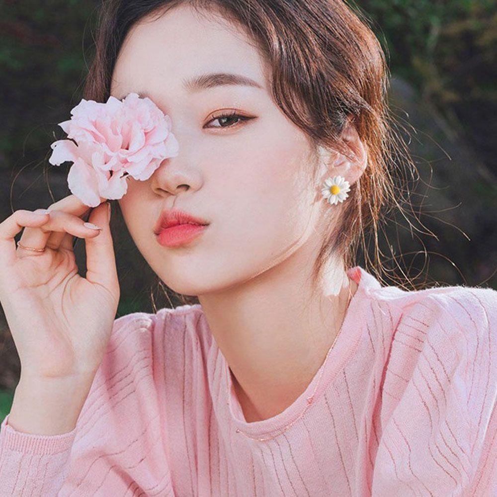 Women Cute Small Daisy Flower Temperament Fresh Jewelry Ear Stud Earrings Fashion Accessories