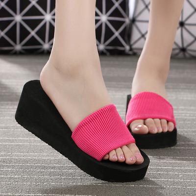 Модные высококачественные недорогие женские тапочки на платформе, летние корейские модные женские тапочки на танкетке, пляжные тапочки со скошенным каблуком