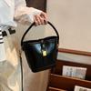 Premium Retro Small Bag Women's 2025 New Autumn and Winter Versatile Messenger Bag Fashionable Portable Bucket Bag