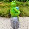 Животный дизайн скульптура зеленая сидящая лягушка пьет кофе каменная садовая статуя для домашнего декора