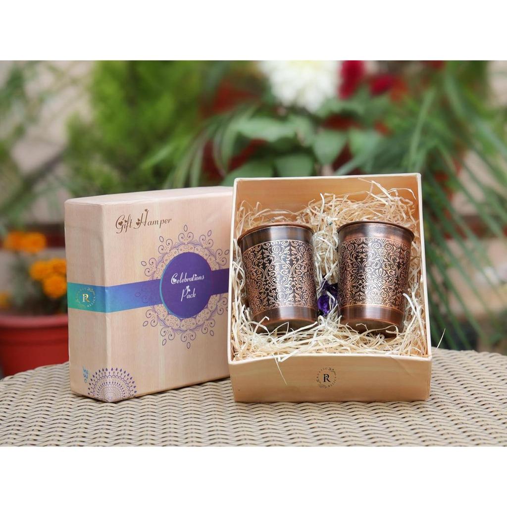 Подарочный набор из 2 стаканов из чистой меди | Стакан ручной работы с античной отделкой и тиснением | Стакан для питья с пользой для здоровья АЮРВЕДА