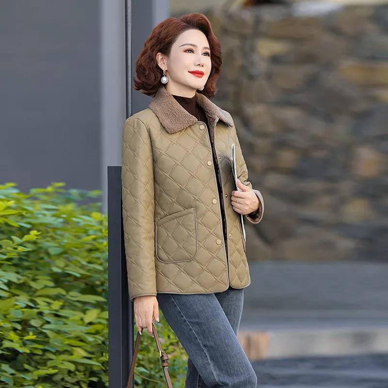 Женская зимняя куртка из искусственной кожи с подкладкой, модная куртка с подкладкой в западном стиле, теплая куртка с подкладкой из бархата для женщин среднего и пожилого возраста