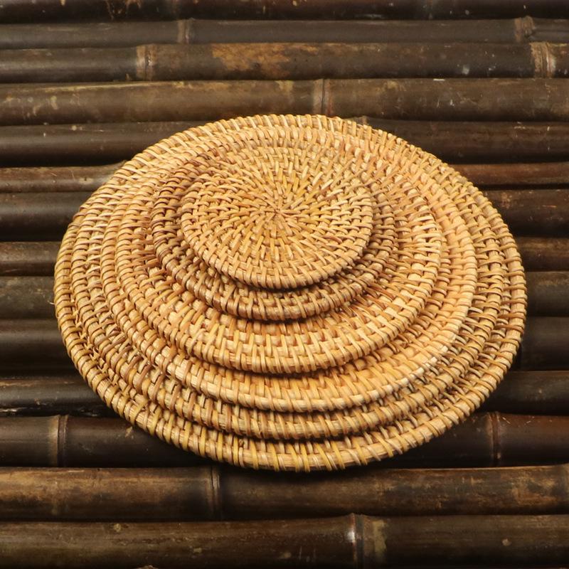 Набор подстаканников и противоскользящих ковриков для стола, плетеных из ротанга вручную: Термостойкие подставки под стаканы, чайники, миски, тарелки и обеденные столы.