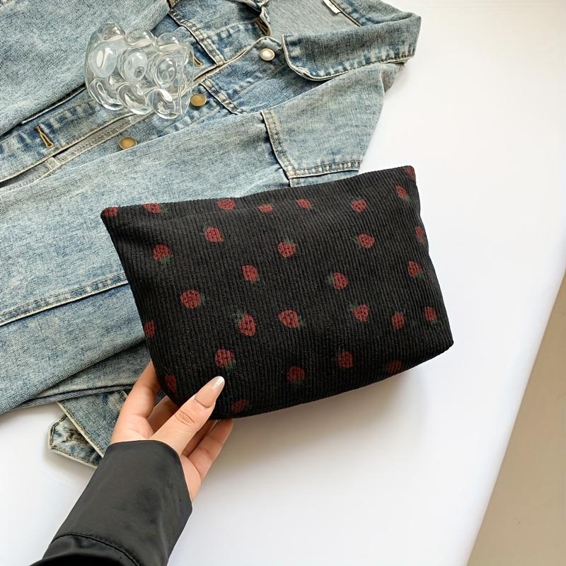 Вельветовая косметичка с клубничным узором на молнии, большая вместимость, портативная сумка для умывальных принадлежностей для женщин, дорожный чехол для предметов первой необходимости