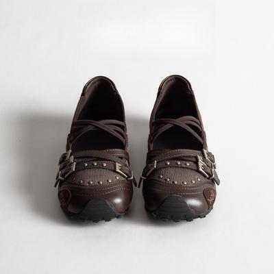 Ретро балетки женские 2025 лето новая кожа заклепки внутренняя высота увеличение мелкий вырез Мэри Джейн одинарная обувь