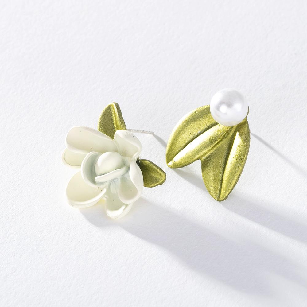 Pinkdudu Романтические корейские асимметричные серьги-гвоздики с гарденией, легкие роскошные серьги с белым цветком и зеленым листом для женщин PD1497