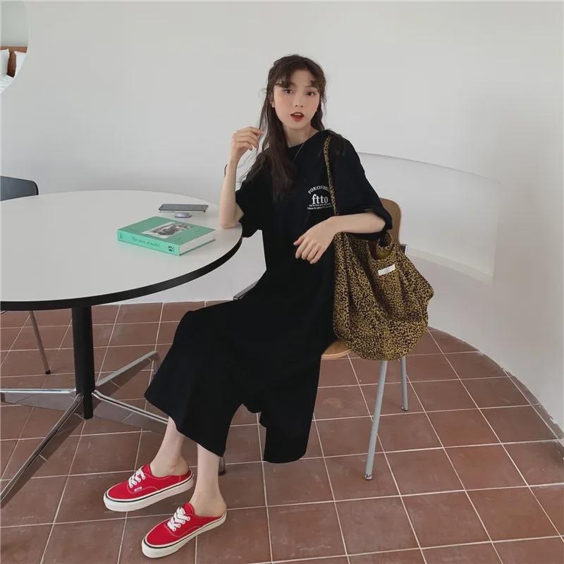 Женское летнее платье-футболка с разрезом и буквенным принтом размера плюс (2024)