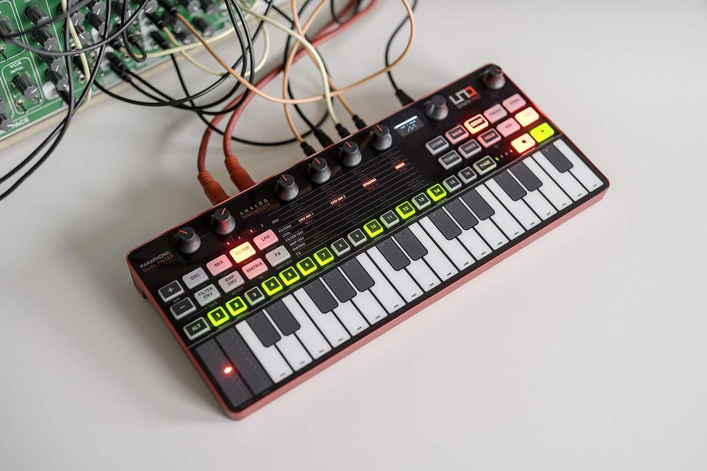 IK Multimedia UNO Synth Pro Desktop 5.537 см