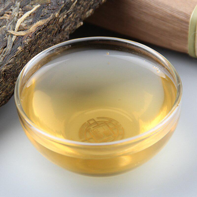 2012 Yunnan Menghai Old Tree Shen Puerh Classical 8582 Сырой чай Пуэр в кирпичиках 250 г