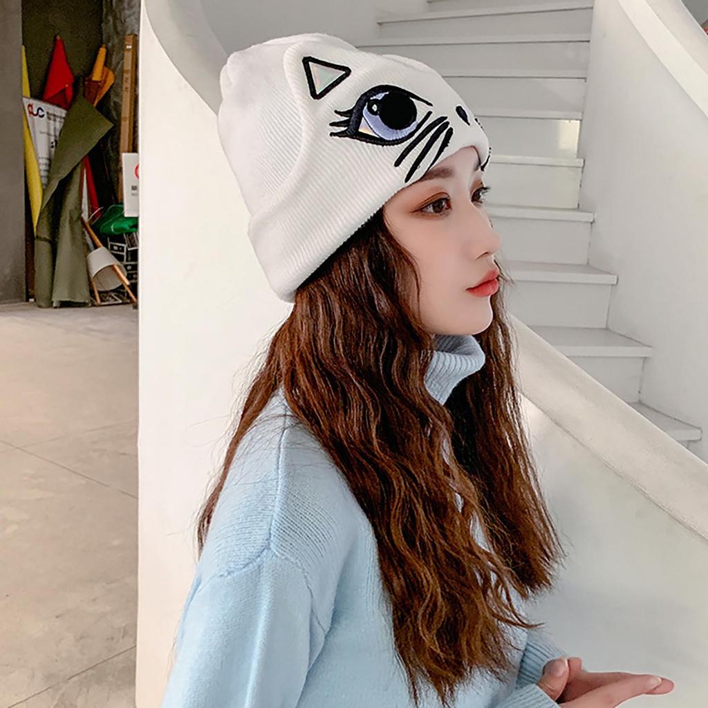 Женская зимняя вязаная шапка-бини с кошачьей тематикой и вышитыми глазами