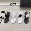 20 летних новых сандалии в стиле Сяосянфэн с открытым носком и камелией, женская уличная обувь, однотонные, пляжные, на плоской подошве, прохладные шлепанцы
