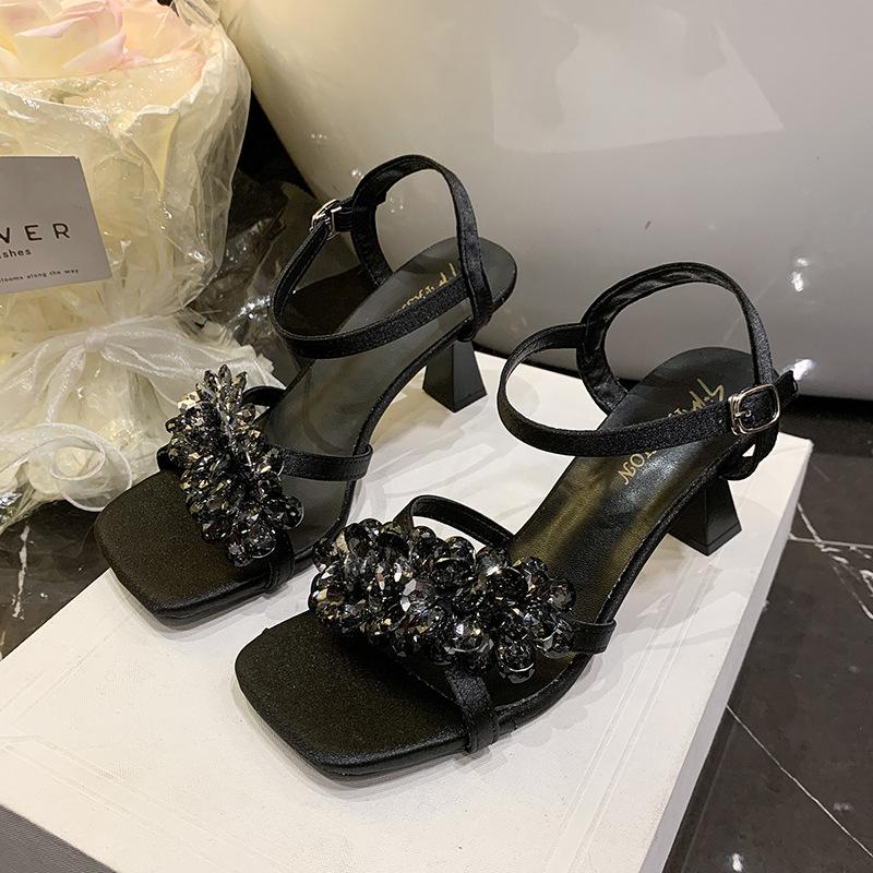 2025 супер огонь сандалии мода стразы слово с толстым каблуком квадратный носок хрустальные высокие каблуки женская летняя юбка