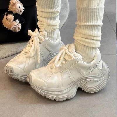 Туфли на платформе для женщин и невысоких людей увеличивают рост. Сегодня популярны новые модели. Модная и универсальная повседневная спортивная обувь