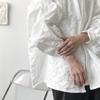 Белая жаккардовая рубашка с рукавами летучая мышь и мятой фактурой