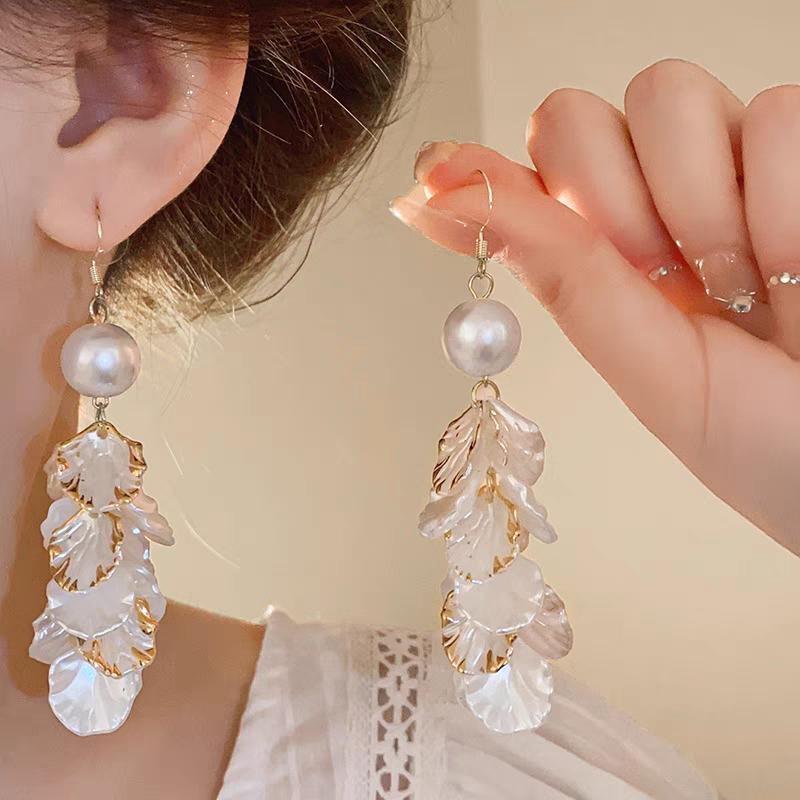 Petal Tassel Pearl Earrings 2024 New Hot High-end Light Luxury Earrings Ear Hooks French Temperament Earrings Women