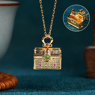 Колье из нефрита Хэтянь Айюань в виде коробки Гау с подвеской в виде сумочки и отделением для саше.