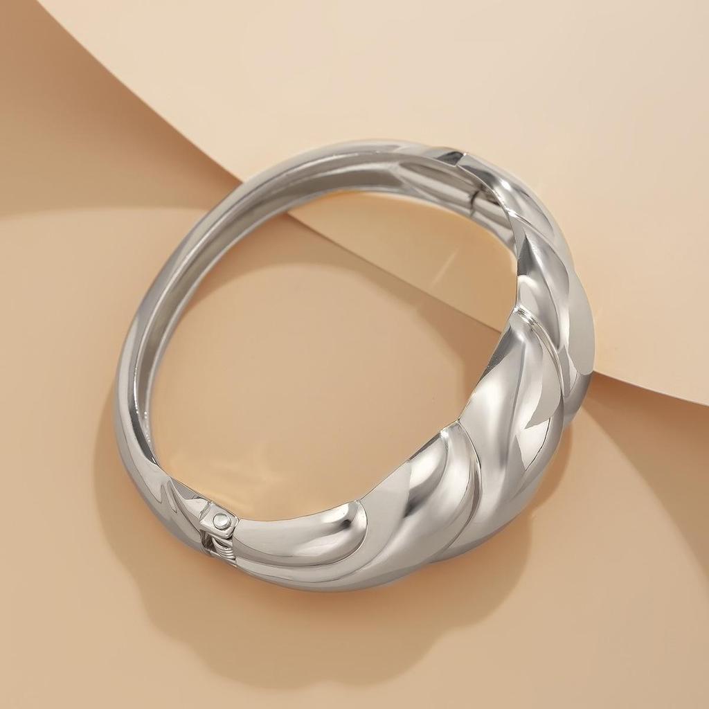 Европейский и американский комплект браслетов из нерегулярного полого сплава