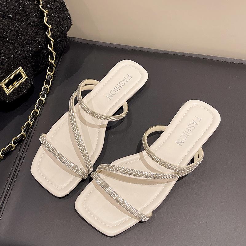 Тапочки женские летние для улицы Новогодние модные универсальные со стразами на плоской подошве пляжные прохладные тапочки