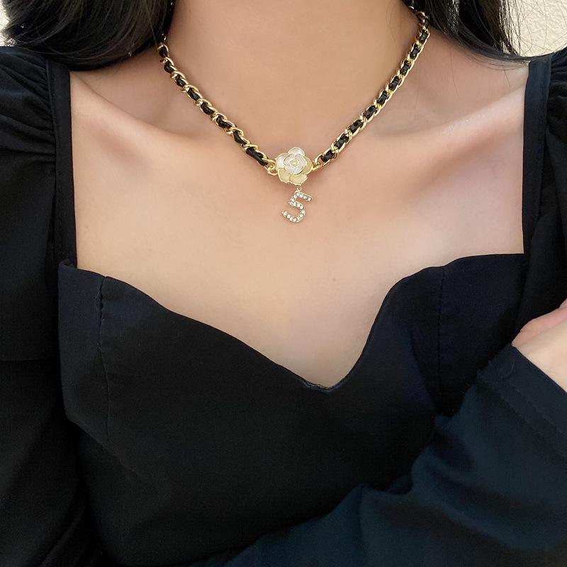 Gold-Plated French Court Pearl Flower Necklace - Retro, Simple, Versatile Fashion Clavicle Chain.