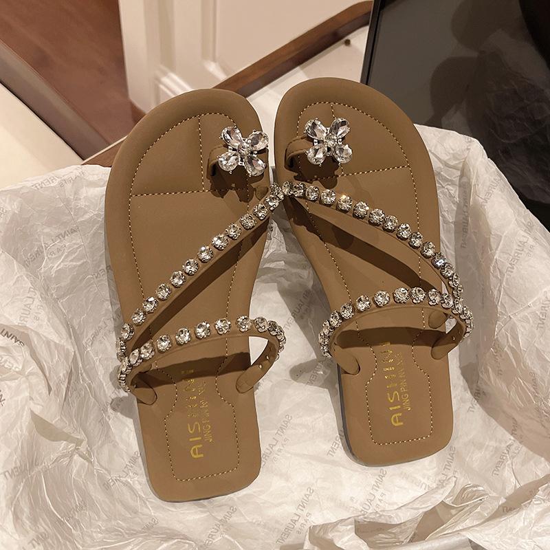 Комплект шлепанцев с плоской подошвой, с открытым носком, маленькие, крутые, обувь 2025, новая летняя, мягкая подошва, сандалии со стразами