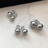 Серьги-иглы из стерлингового серебра с плоским круглым жемчугом серебристо-серого цвета - элегантные и стильные