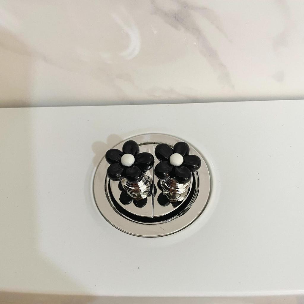 Универсальный подъемник крышки унитаза в виде цветка и приспособление для нажатия кнопки бачка для нейл-арта