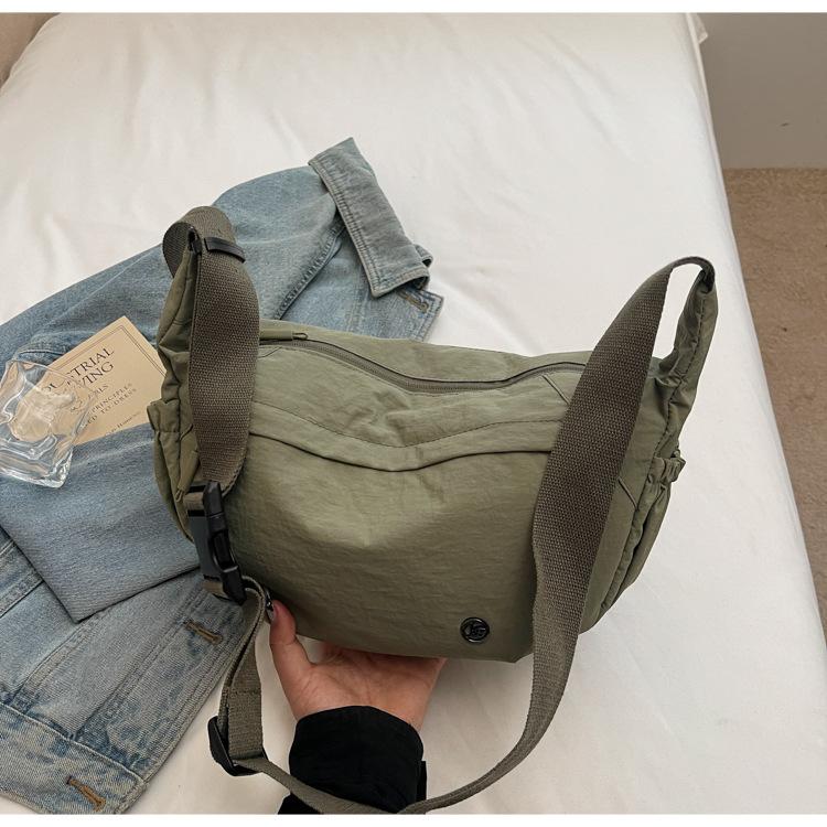 2025 New Lazy Wind Dumpling Bag Large Capacity Messenger Bag Leisure Sports Shoulder Women's Bag Light Commuter Bag