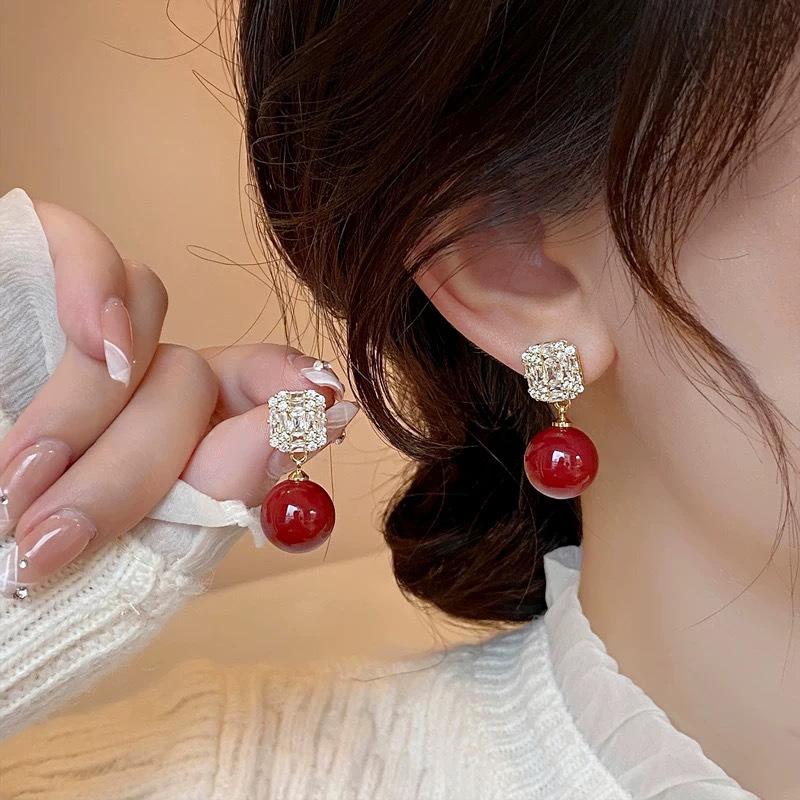 Zircon pearl ear clips, mosquito coil disc, new popular temperament earrings, women's niche high-end sense, simple and no ear piercings.